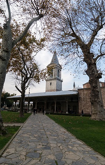 topkapi palace museum walkway